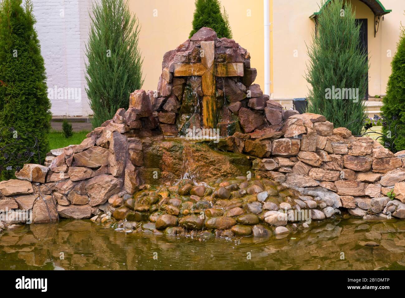 Teich und der Wasserfall Kreuz im Kloster Nikolo-Peshnoschsky Stockfoto