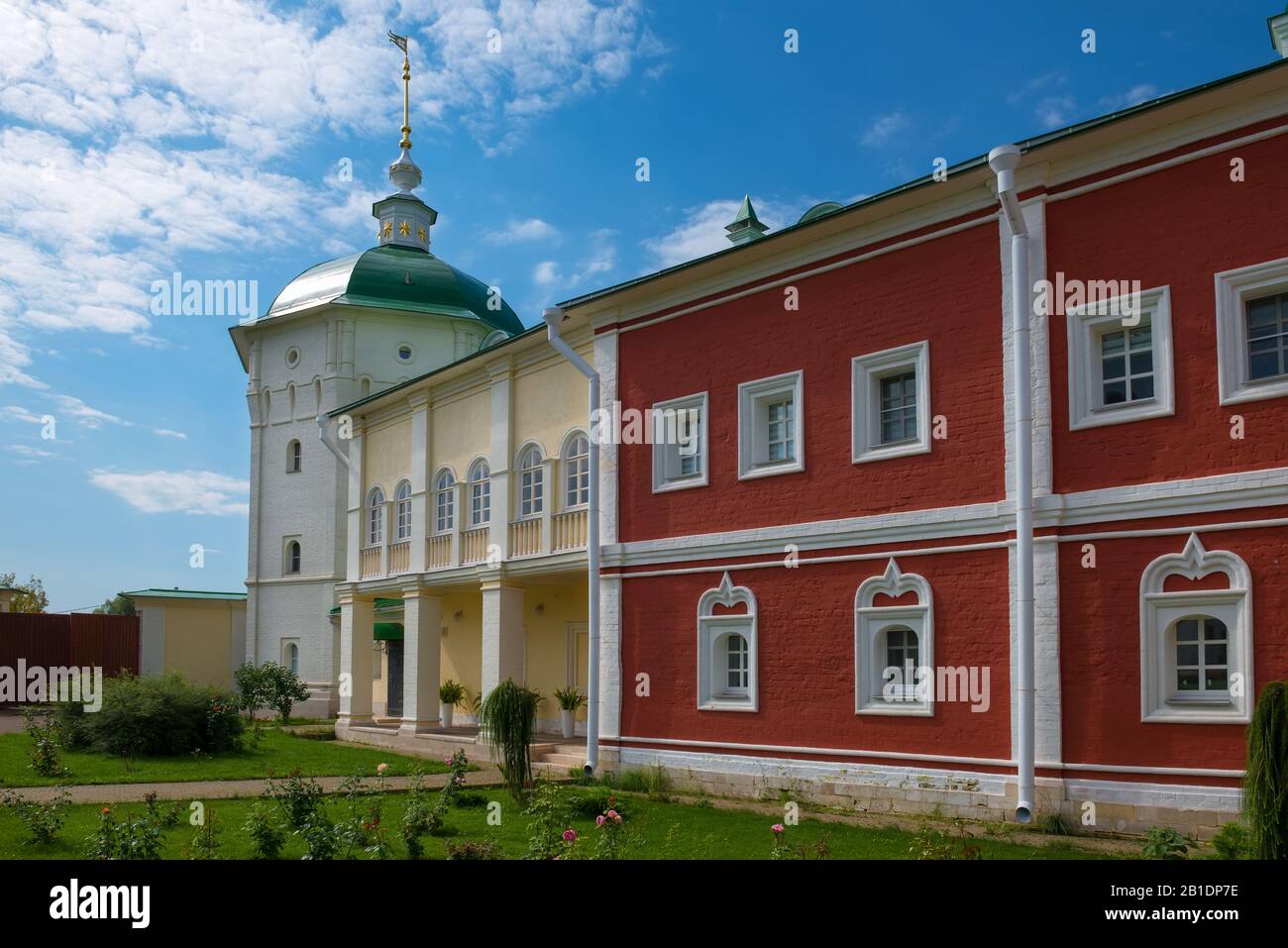Treasury building (XVII century.), Abbot building (XVII century.) And South-west tower (XVIII century.) in the Nikolo-Peshnoshsky Monastery. Stockfoto