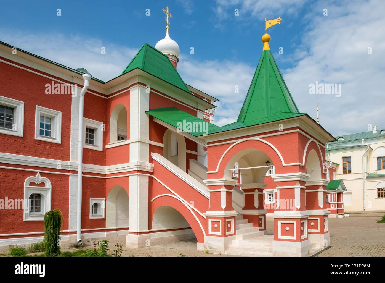 Entrance to the Abbot Corps (XVII century) in the Nikolo-Peshnoshsky Monastery. Stockfoto