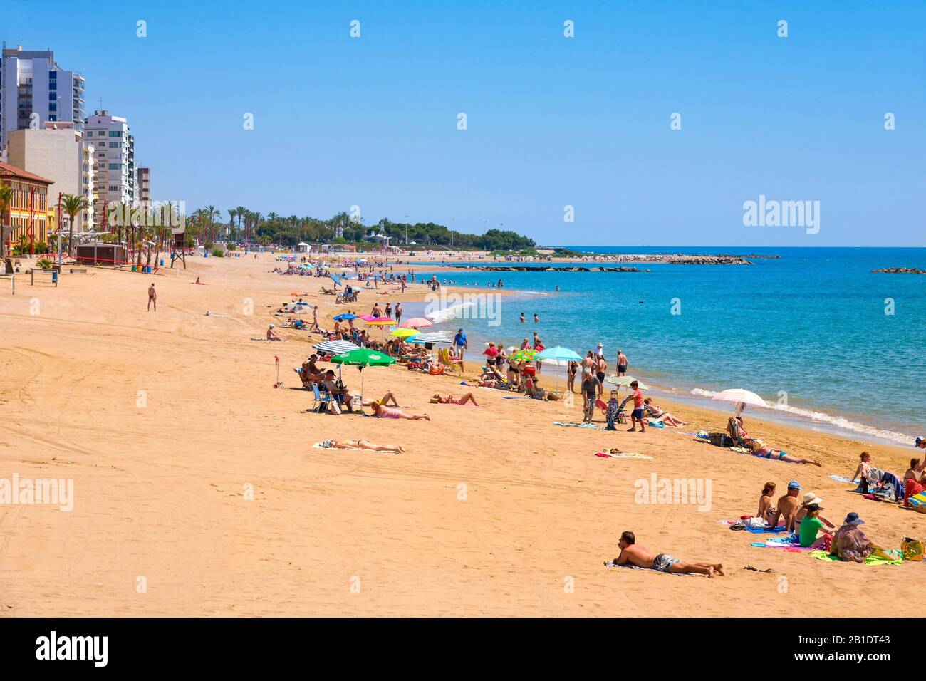 Vinaros, SPANIEN - 12. JUNI 2017: Menschen, die das warme Wetter am Strand Playa del Forti in Vinaros an der Costa del Azahar in Spanien genießen Stockfoto