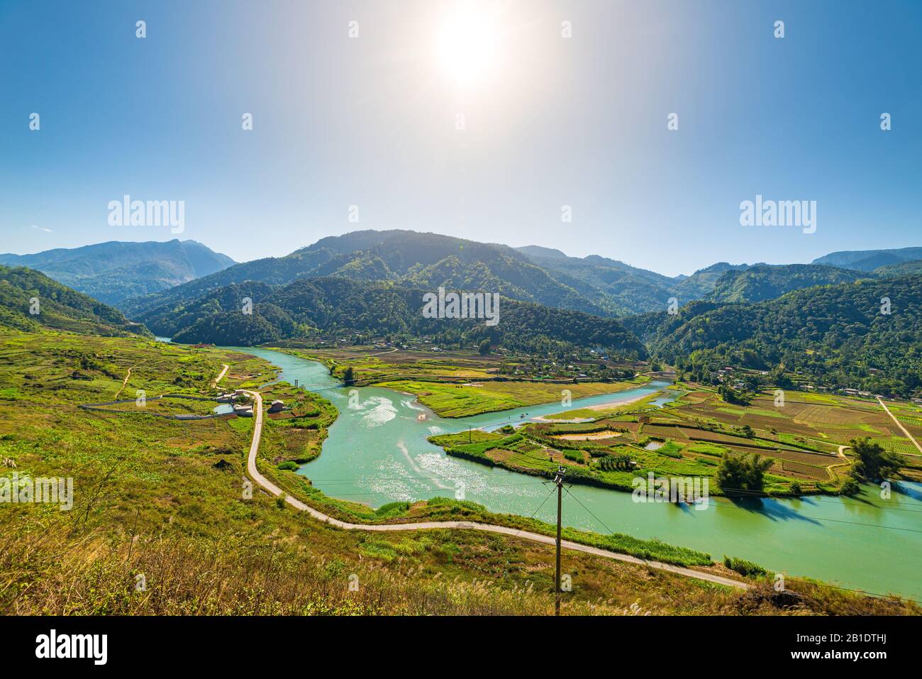 Ha Giang karst Geopark Berglandschaft im Norden Vietnams. Kurvenreiche Straße in die atemberaubende Landschaft. Ha Giang Motorrad Loop, berühmten Reiseziel biker Stockfoto