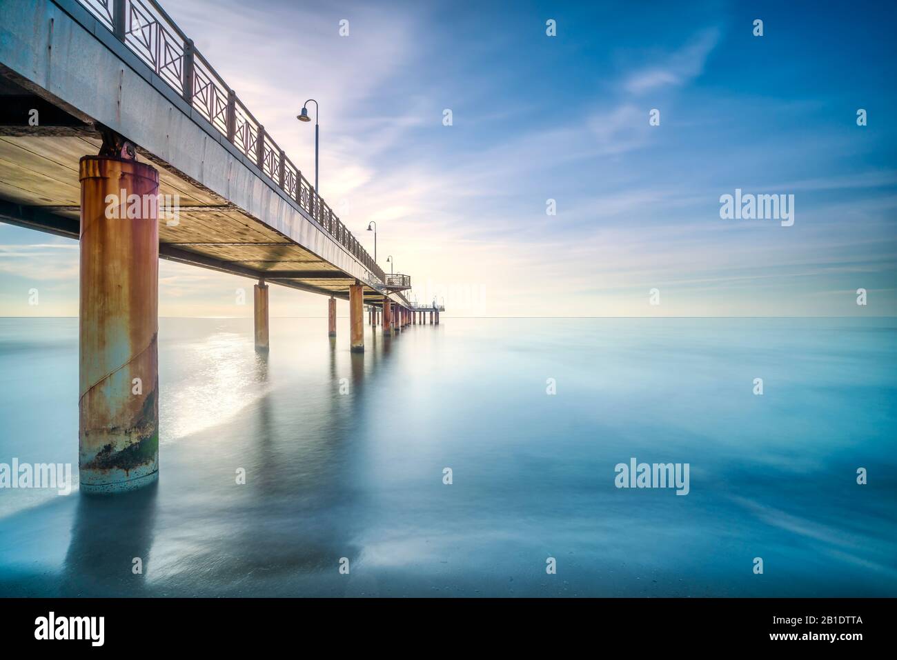 Pier oder Steg, der Strand und das Meer von Marina di Pietrasanta. Versilia Lucca Toskana Italien Stockfoto Pier oder Steg, der Strand und das Meer von Marina di Pietrasanta. Versilia Lucca Toskana Italien Stockfoto