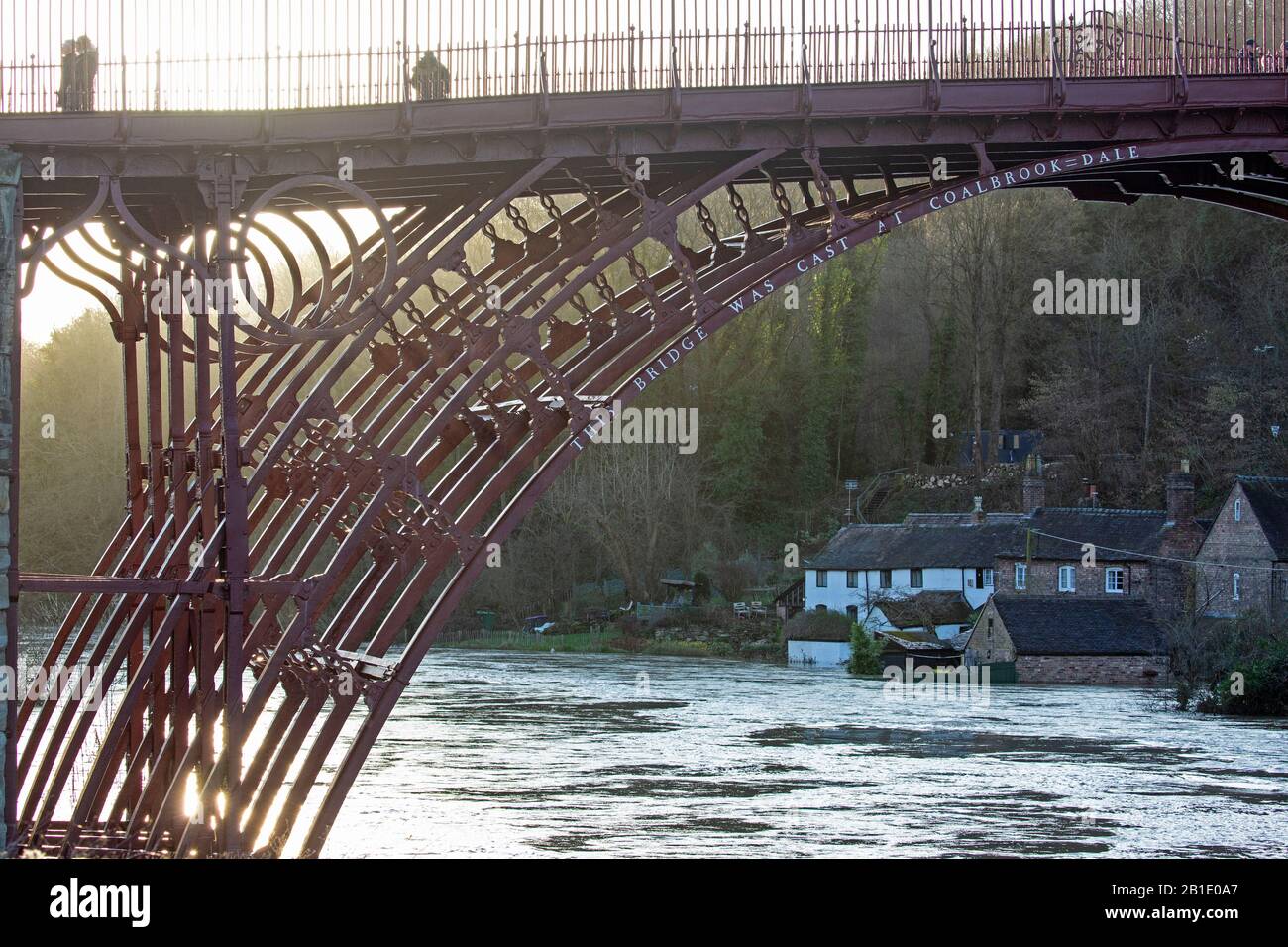 Ironbridge Gorge, Shropshire, Großbritannien. Februar 2020. Er ist die weltberühmte Iron Bridge in der Stadt Ironbridge in Shropshire, England, die den Fluss Severn streunte. Die Hochwasserstände nähern sich dem Rekordstand und setzen Häuser und Unternehmen in Gefahr. Gutschrift: Rob Carter/Alamy Live News Stockfoto