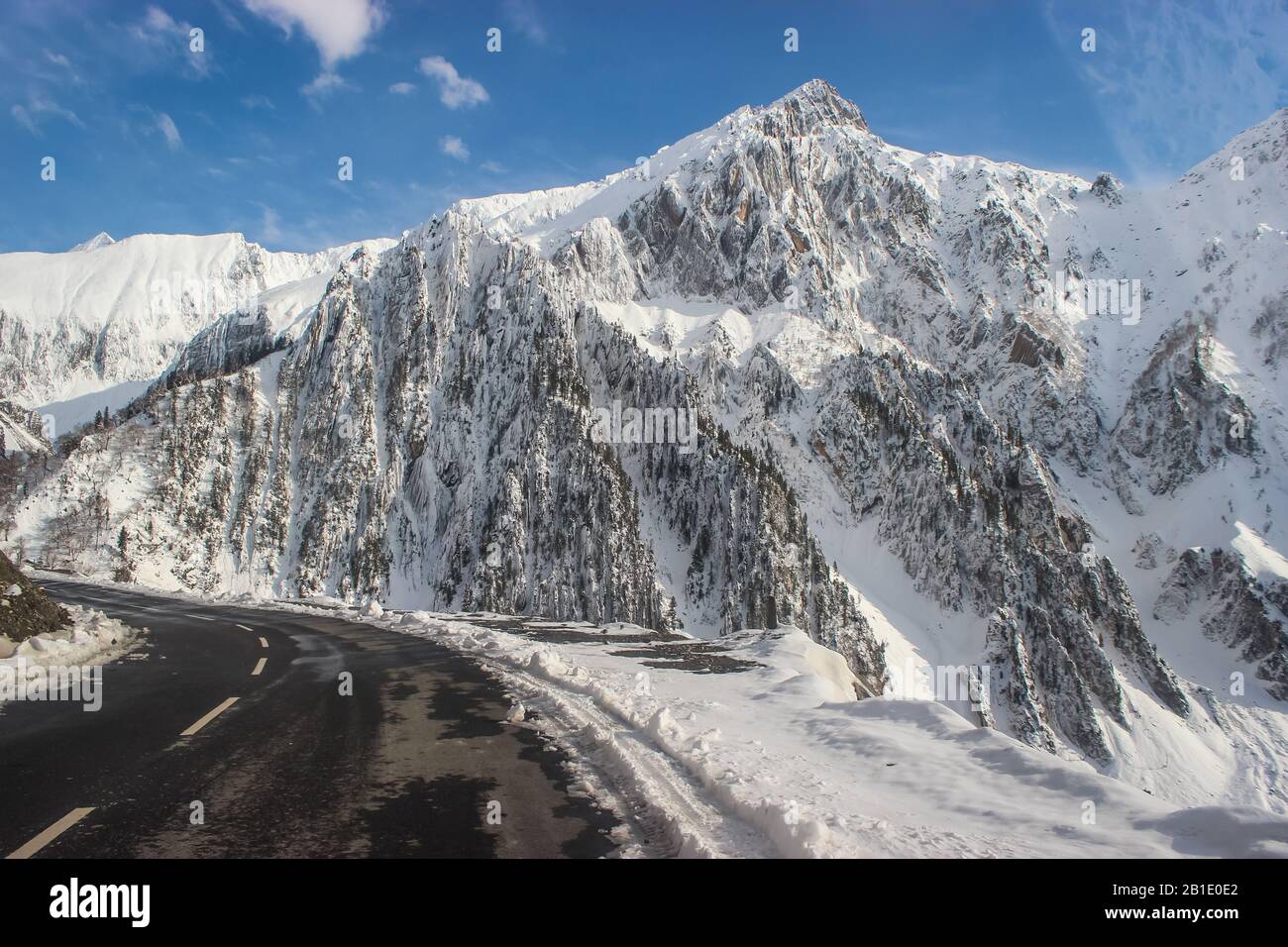 Höhe Road vorbei durch die schneebedeckten Berge des Himalaya an drass. Srinagar-Leh Highway. Rundumleuchte. Br. NHAI Stockfoto