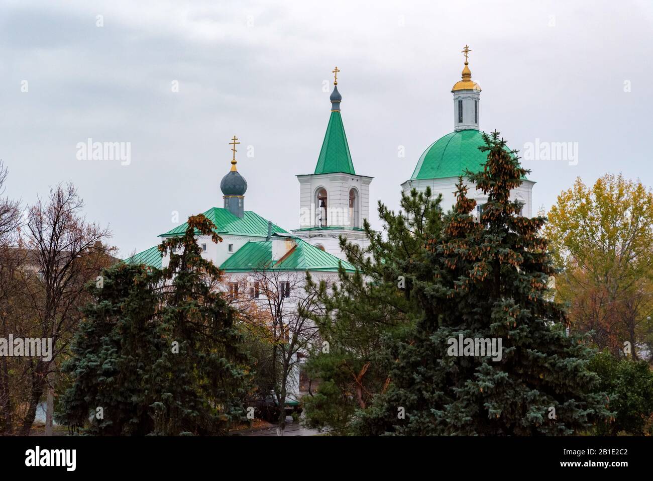 Blick auf die grünen Kuppeln im Cathedtal des Erzengels Michael in Vyoshanskaja, Rostowregion, Russland Stockfoto