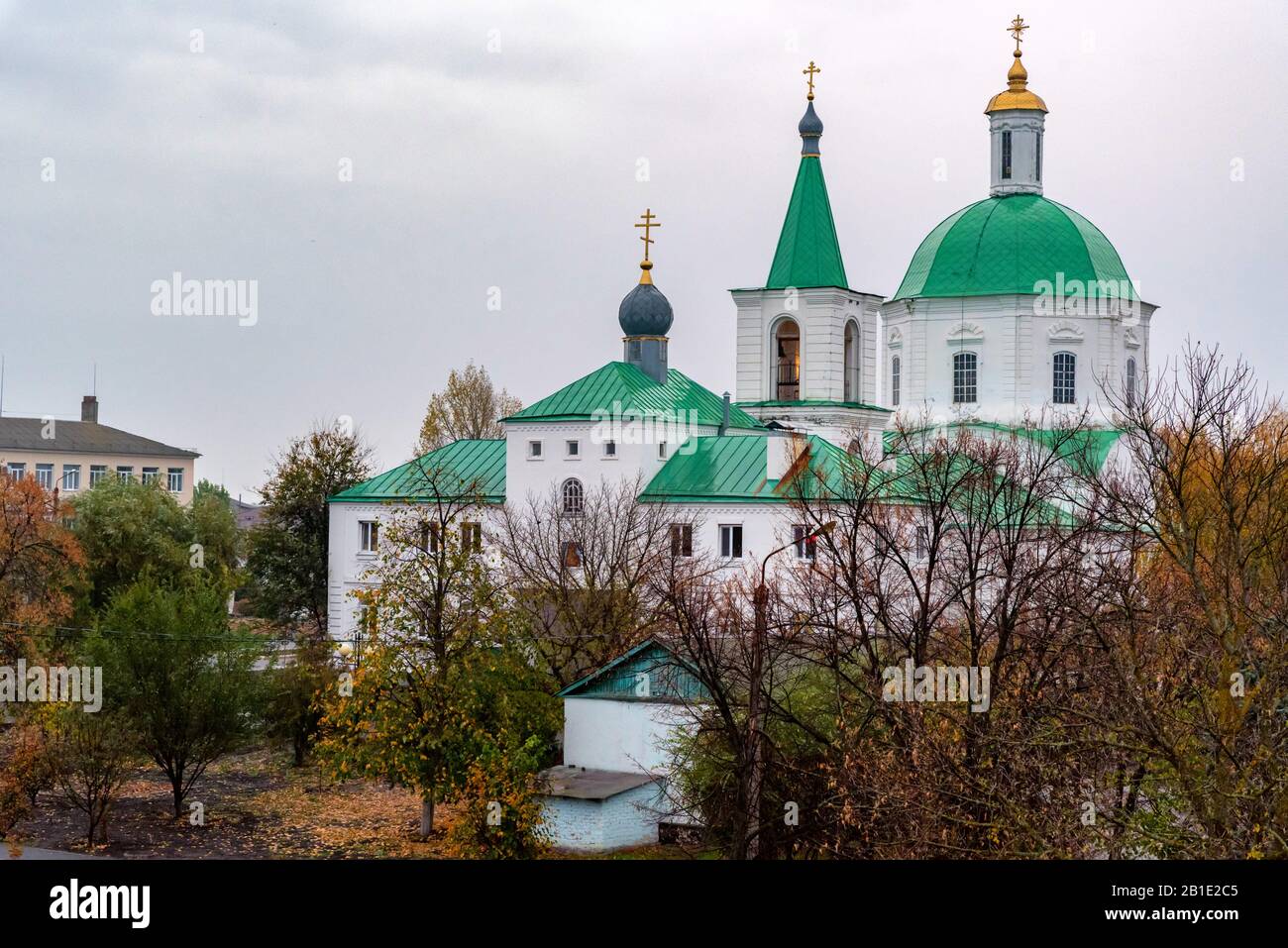 Blick auf die grünen Kuppeln im Cathedtal des Erzengels Michael in Vyoshanskaja, Rostowregion, Russland Stockfoto