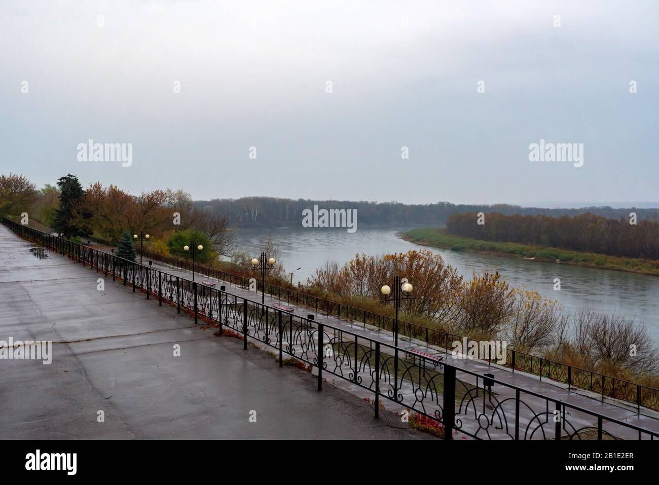 Blick auf den Fluss Don und die Böschung im Dorf Vyoshenskaya. Geburtsort des Schriftstellers Sholokhov Stockfoto