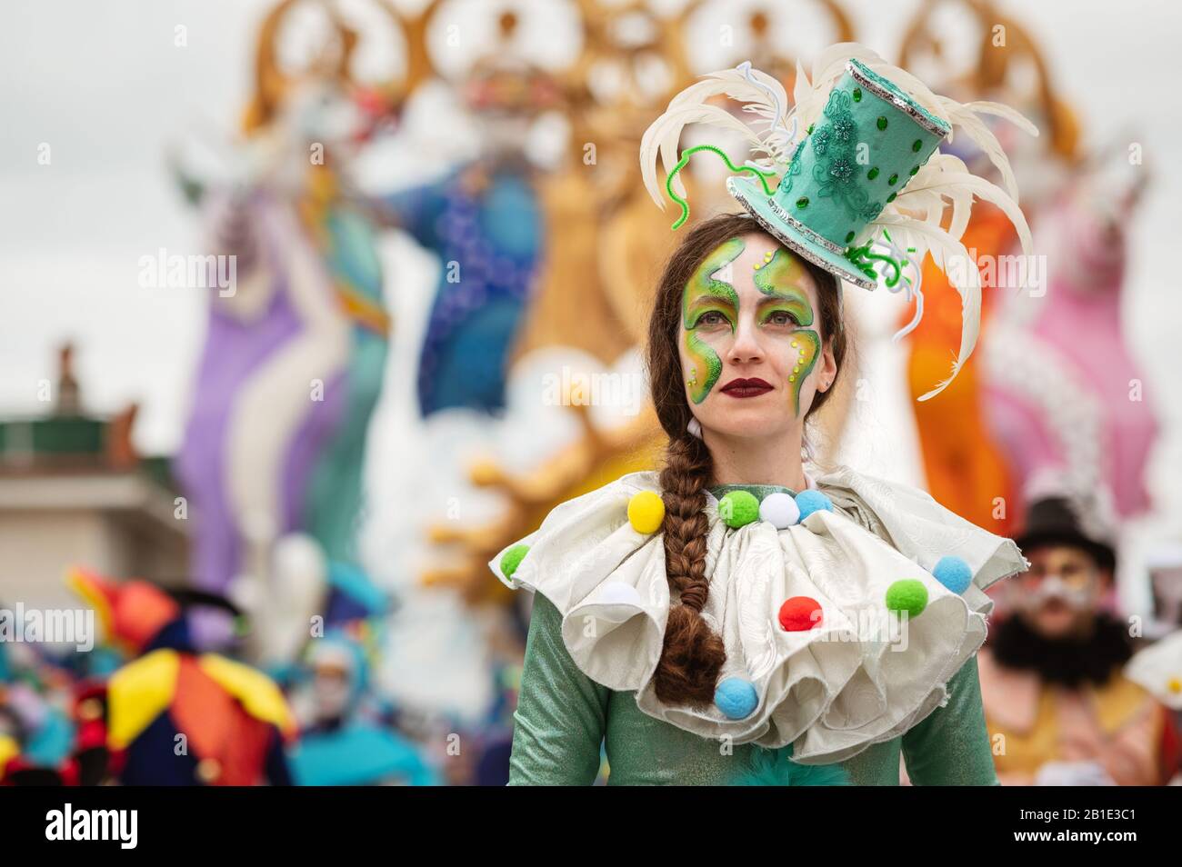 Viareggio, ITALIEN - 23. FEBRUAR 2020: Der Karnevalsumzug schwimmt auf den Straßen von Viareggio, Italien. Karneval von Viareggio gilt als einer der wichtigsten Karnevale Italiens. Stockfoto