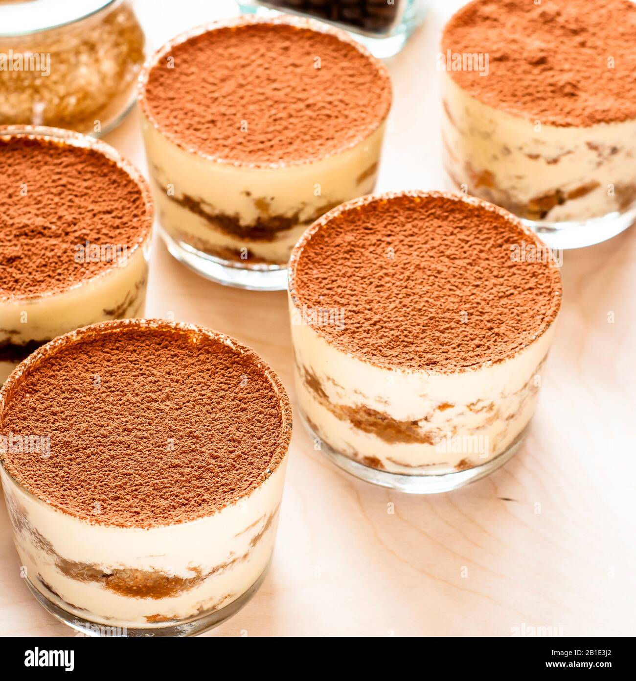 Glas mit cremiger Tiramisu und Lady Finger gefüllt Stockfoto