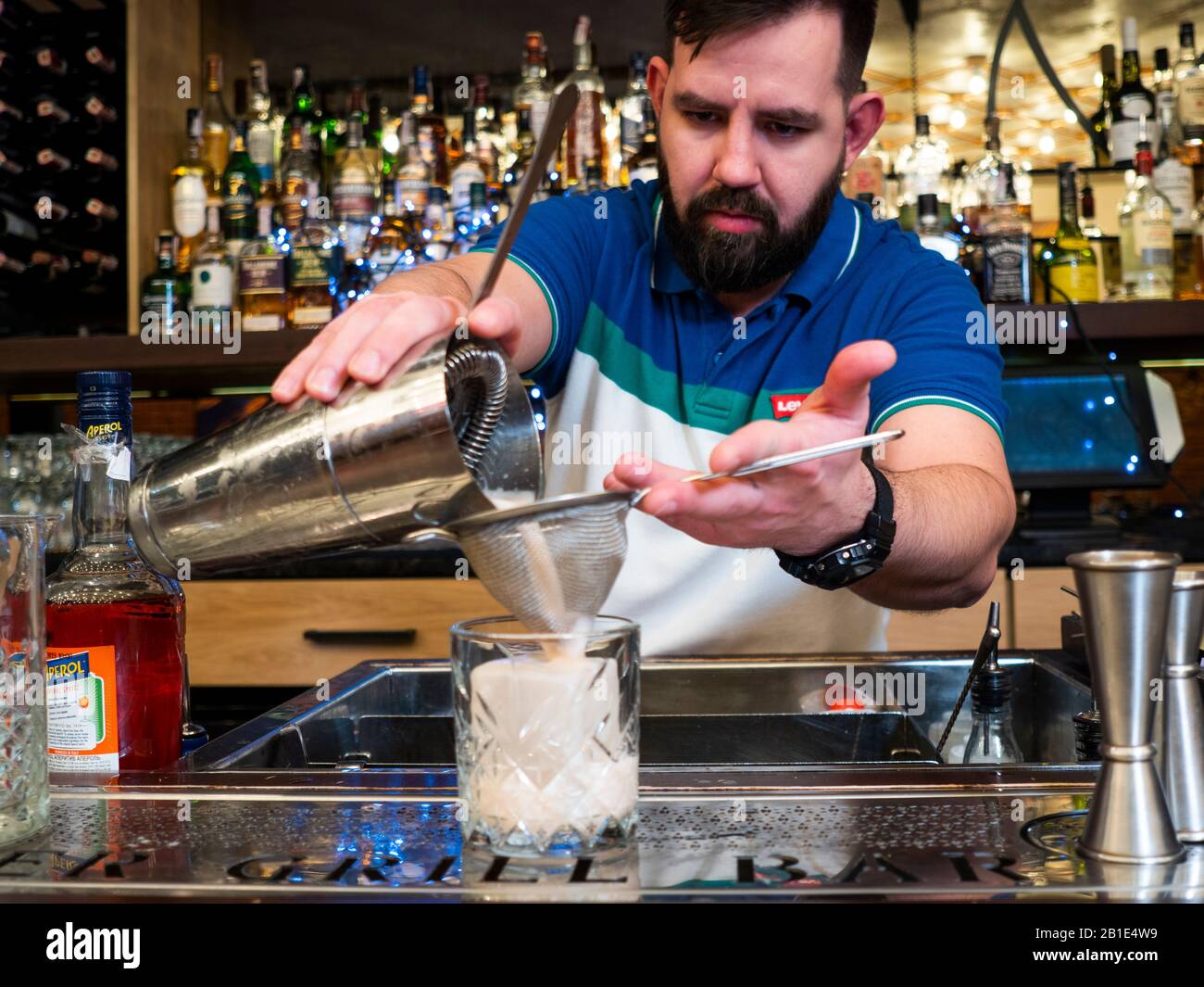 Barkeeper macht Bamboleo Cocktail Stockfoto