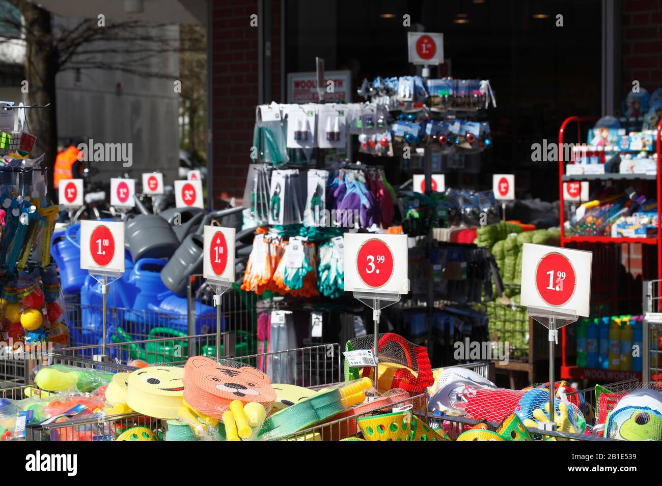 Buntes Plastikspielzeug mit Preisschilder vor einem Einkaufszentrum, Deutschland Stockfoto