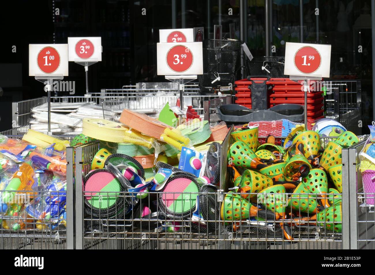 Buntes Plastikspielzeug mit Preisschilder vor einem Einkaufszentrum, Deutschland Stockfoto