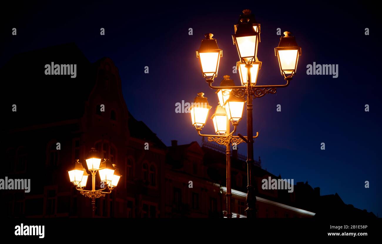 Beleuchtung der Nachtlaterne in Temisoara, Rumänien. Eine antike Straßenleuchte im Stil des Jahrgangs. Stockfoto