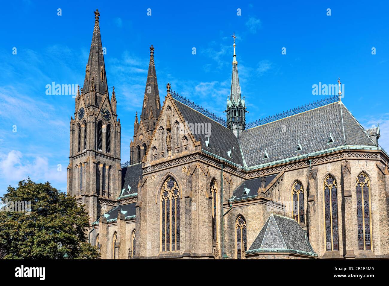 Blick auf die Kirche St. Ludmila unter blauem Himmel in Prag, Tschechien. Stockfoto