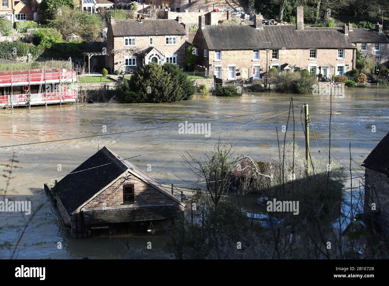 Das Bootshaus von Vic Haddock in Ironbridge, Shropshire, ist teilweise unter Wasser, da der Fluss Severn weiterhin hoch bleibt, mit Warnungen vor weiteren Überschwemmungen in ganz Großbritannien. Siehe PA Story WETTERSTURM. Der Fotokredit sollte lauten: Nick Potts/PA Wire Stockfoto