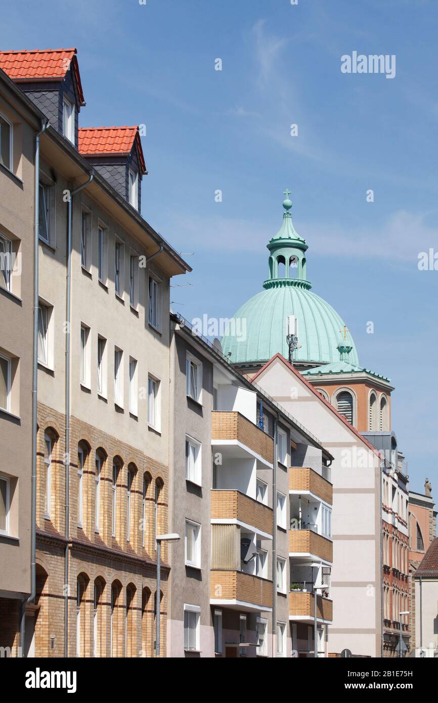 Moderne monotone Wohnbauten, St.Clemens-Propsteikirche, Hannover, Niedersachsen, Deutschland Stockfoto