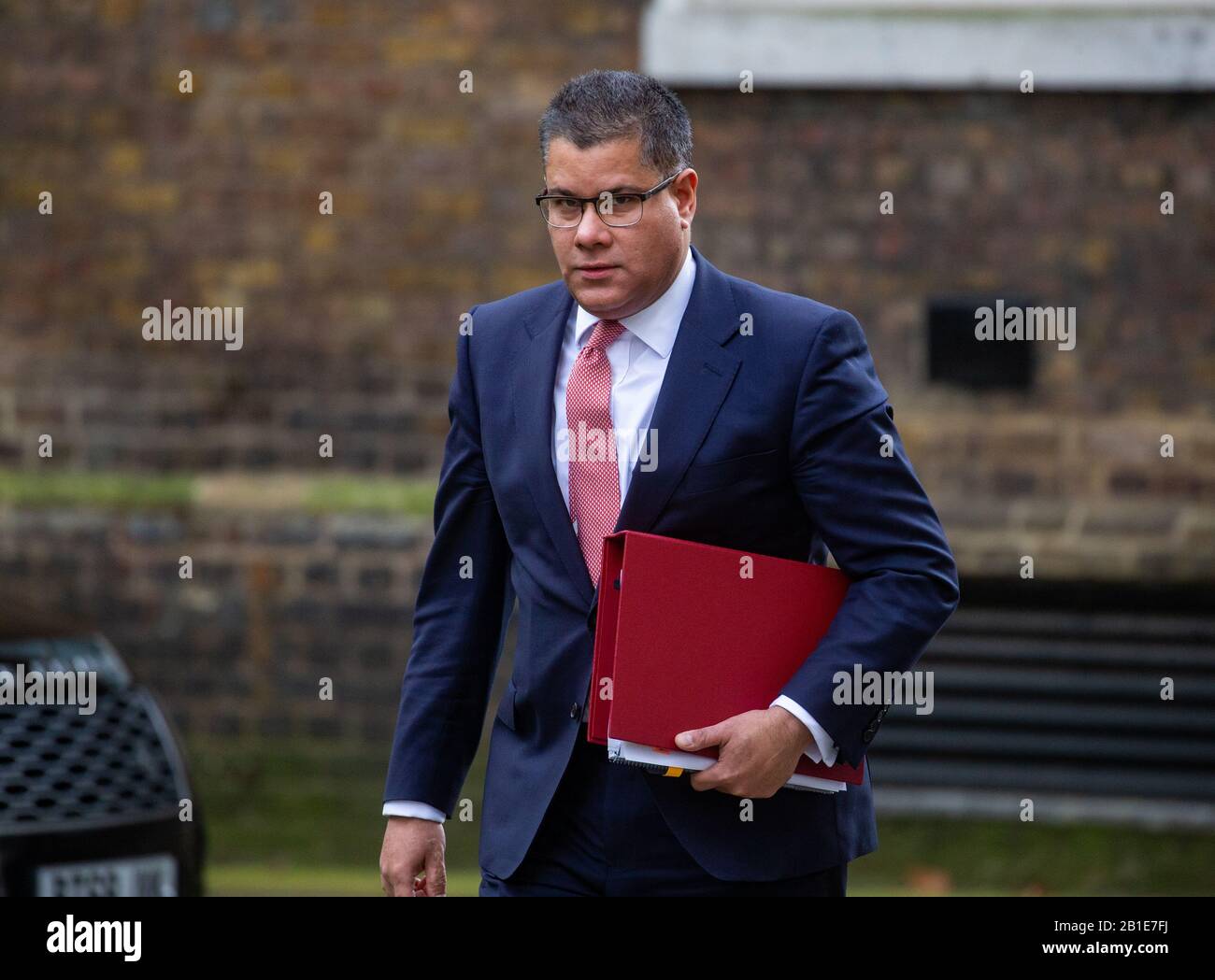 London, Großbritannien. Februar 2020. Der Staatssekretär für Wirtschaft, Energie und Industriestrategie, Alok Sharma, kommt zum wöchentlichen Kabinettstreffen in Downing Street. Kredit: Tommy London/Alamy Live News Stockfoto