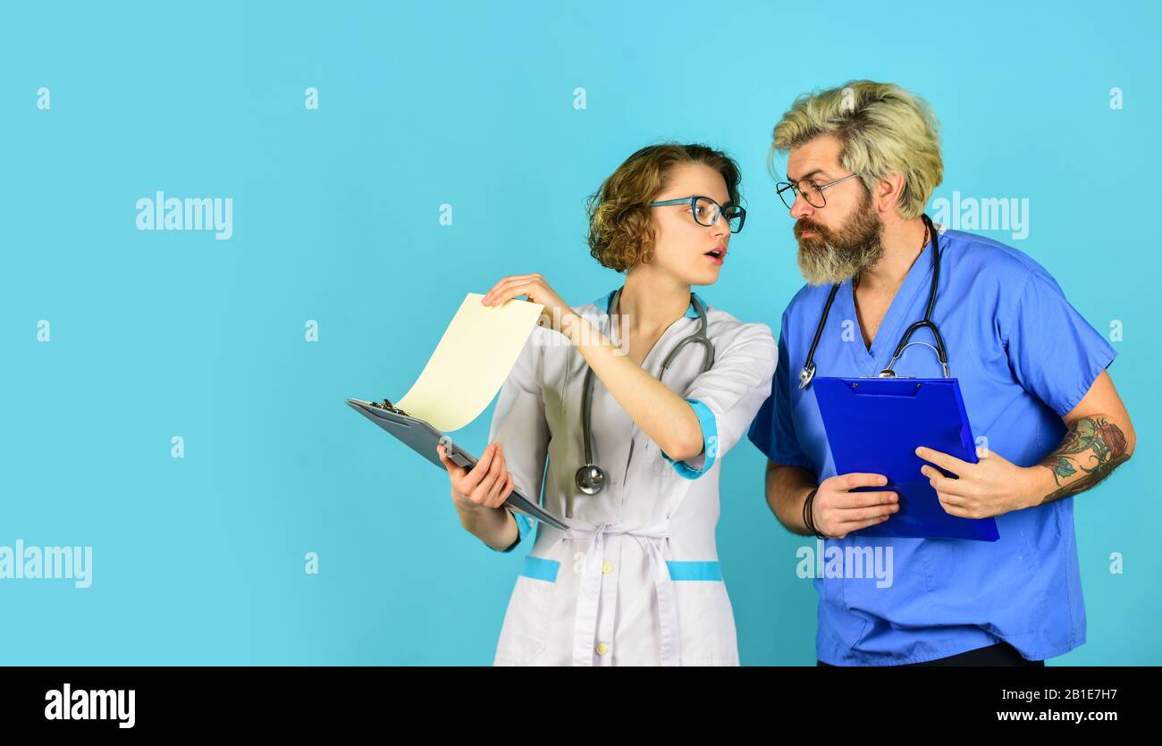 Teamarbeit und Personalkonzept - Arzt und Krankenschwester. Erfolgreiches Team von Ärzten. Menschen in Uniformen blauer Hintergrund. Medizinisches Personal. Vertrauen Sie unseren Fachkräften. Gesundheitswesen. Kopierraum. Stockfoto