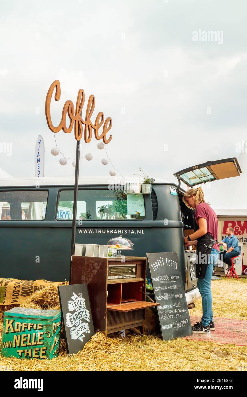 Aalten, NIEDERLANDE - 26. JUNI 2017: Volkswagen Transporter Lebensmittel- und Kaffeewagen auf einer Landesmesse in Aalten, Niederlande Stockfoto