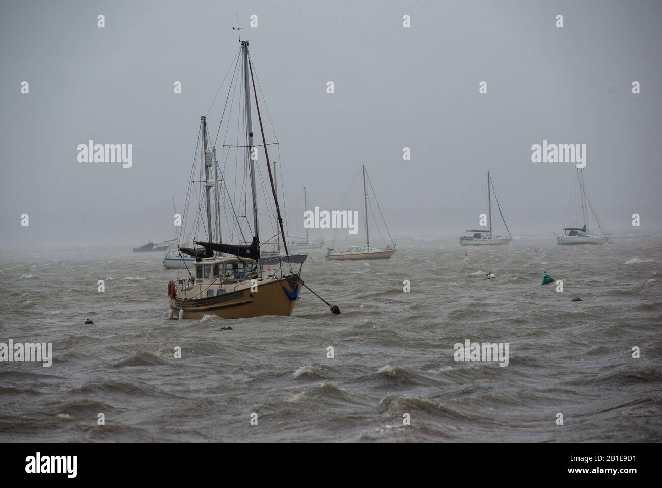 Sturm Dennis schaukende Boote in Keyhaven, Milford-on-Sea, Hampshire, Großbritannien, Februar 2020 Stockfoto