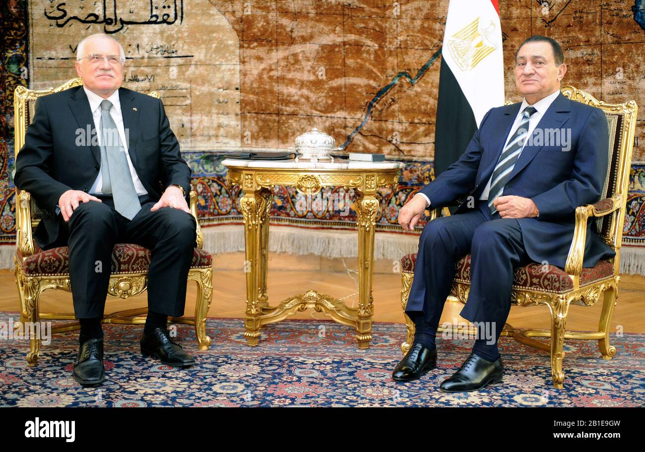 ***DATEI FOTO*** der ägyptische Präsident Muhammad Hosni El Sayed Mubarak, rechts, trifft sich mit dem tschechischen Präsidenten Vaclav Klaus, links, am 7. April 2008 in Kairo, Stockfoto