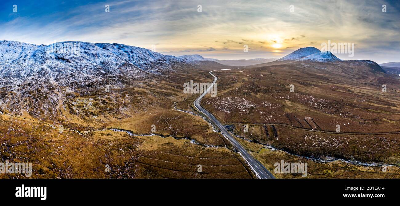 Antenne des Highway R251 in der Nähe des Mount Errigal, dem höchsten Berg in Donegal - Irland. Stockfoto