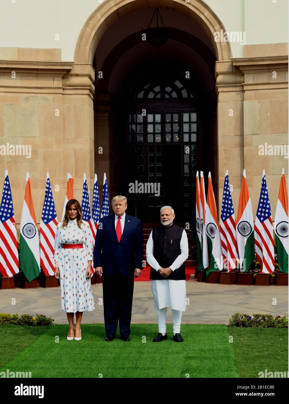 Neu-Delhi, Indien. Februar 2020. US-Präsident Donald Trump und seine Frau Melania Trump posieren für ein Gruppenfoto mit dem indischen Premierminister Narendra Modi im Hyderabad House in Neu-Delhi, Indien, 25. Februar 2020. Kredit: Partha Sarkar/Xinhua/Alamy Live News Stockfoto