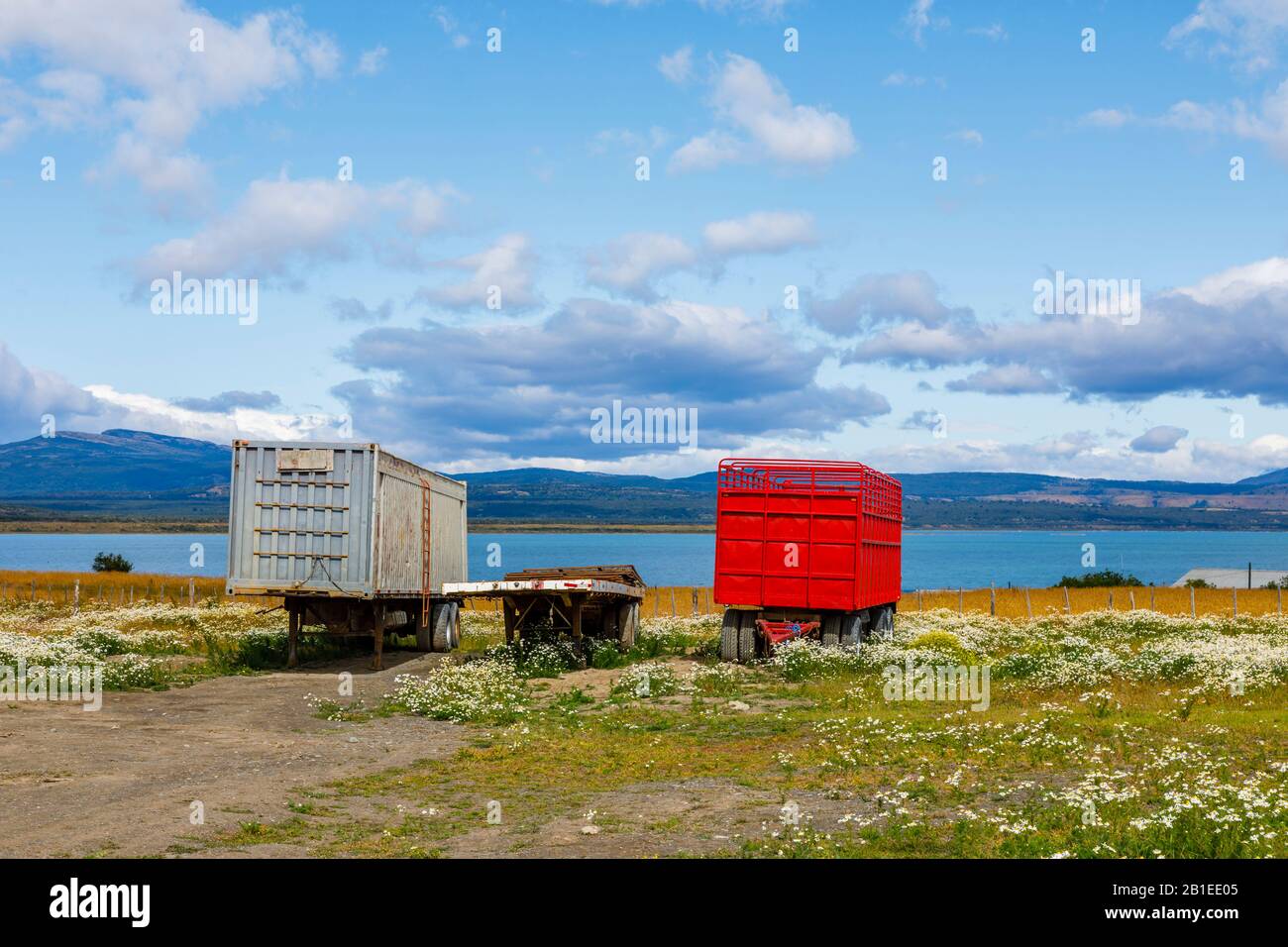 Nicht benutzte Anhänger parkten auf einem Feld in Puerto Bories, einem kleinen Dorf in der Nähe von Puerto Natales, Patagonien, Magallanes Region, Südchile Stockfoto