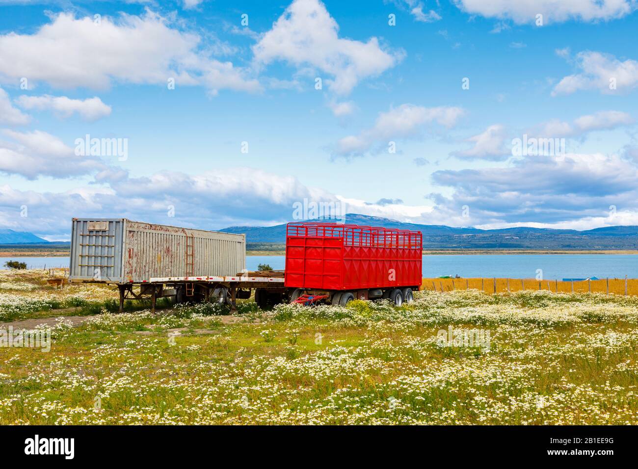 Nicht benutzte Anhänger parkten auf einem Feld in Puerto Bories, einem kleinen Dorf in der Nähe von Puerto Natales, Patagonien, Magallanes Region, Südchile Stockfoto