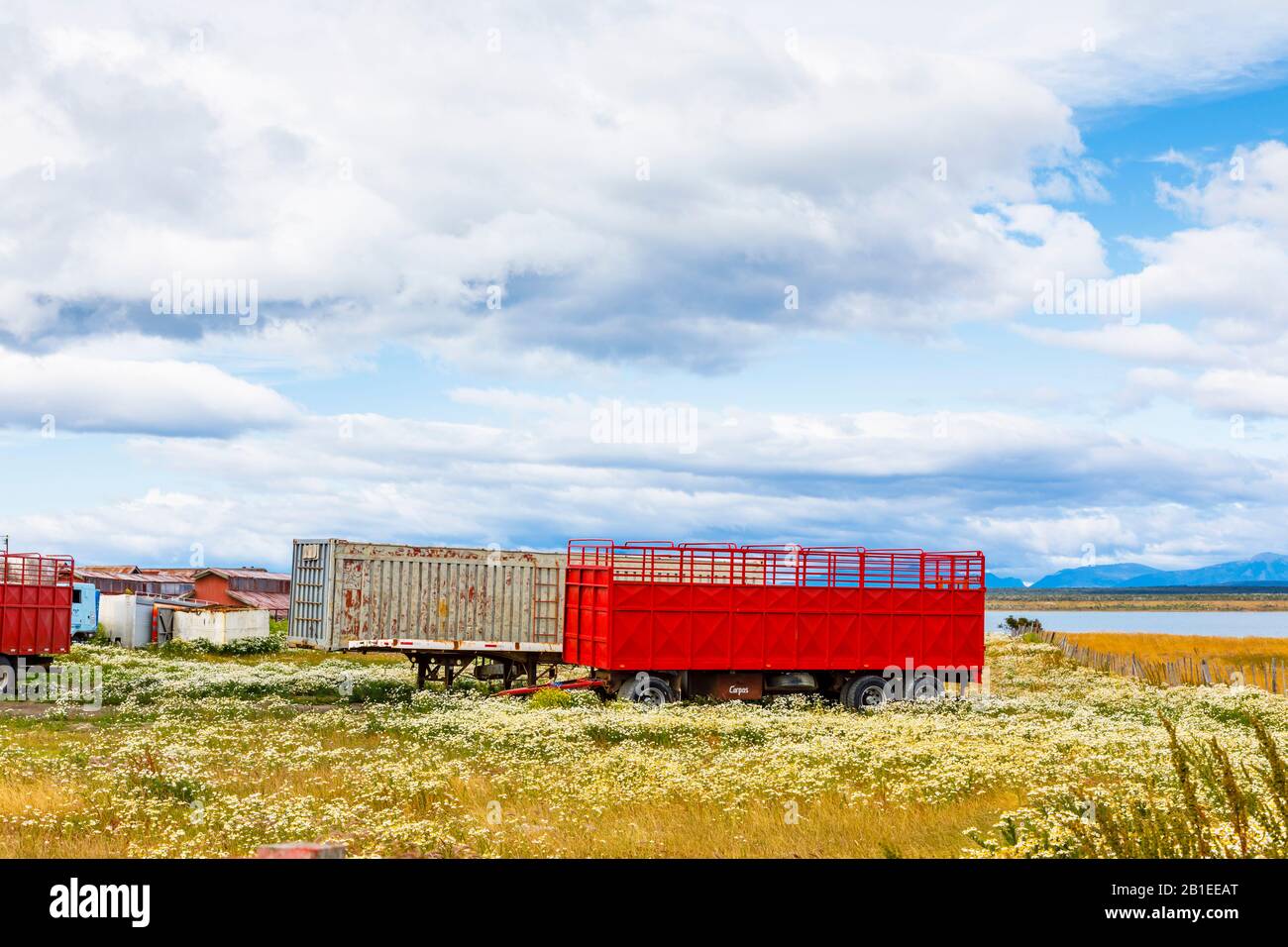 Nicht benutzte Anhänger parkten auf einem Feld in Puerto Bories, einem kleinen Dorf in der Nähe von Puerto Natales, Patagonien, Magallanes Region, Südchile Stockfoto