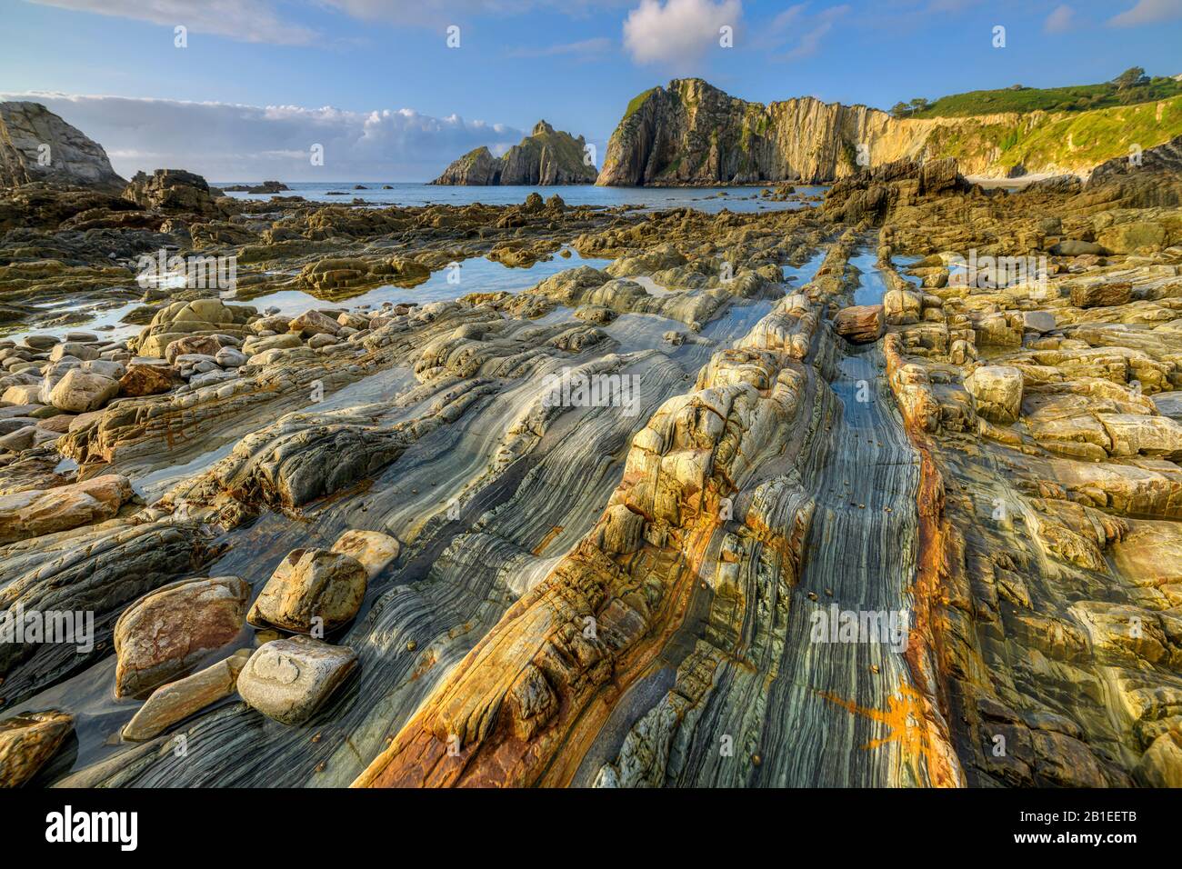 Versteinerte Quarzitwelle aus Playa del Silencio, Asturien, Spanien. Spektakuläre variegierte und gefolterte Schichten aus Quarzit, Sandstein und Schisten, def Stockfoto