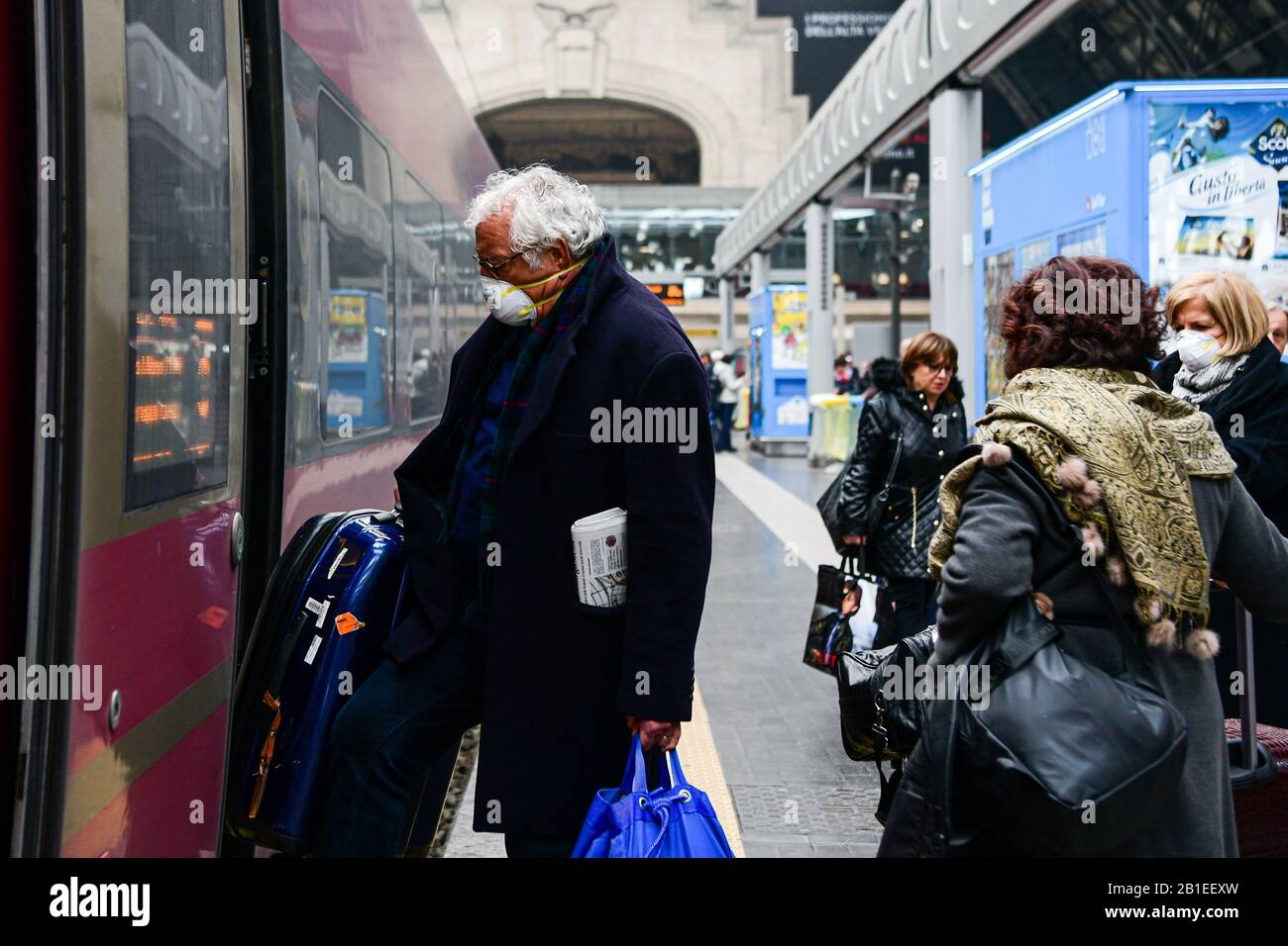 Mailand, Italien. Februar 2020. Passagiere im Bahnhof Milano Centrale tragen Atemschutzmasken, da restriktive Bewegungsmaßnahmen ergriffen werden, um den Ausbruch von Coronavirus COVID-19 Credit zu verhindern: Piero Cruciatti/Alamy Live News Stockfoto