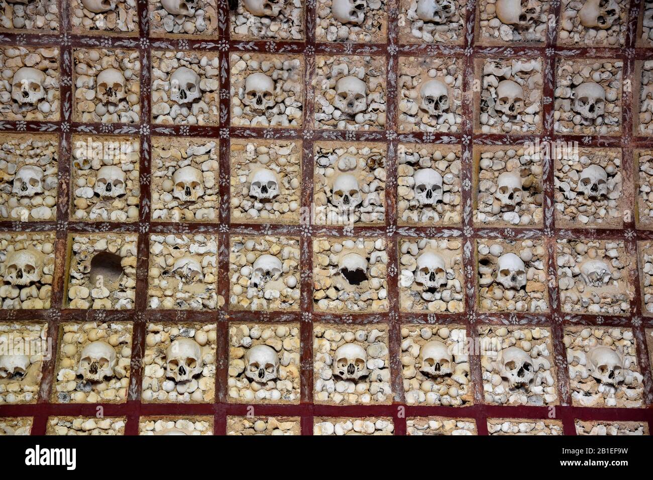 Schädel der Karmeliterkapelle, Karmelitenkirche von Faro (XVIII): Wände und Decken vollständig mit Schädel und Knochen (Femuren) menschlich gebaut, etwa 1200 SK Stockfoto
