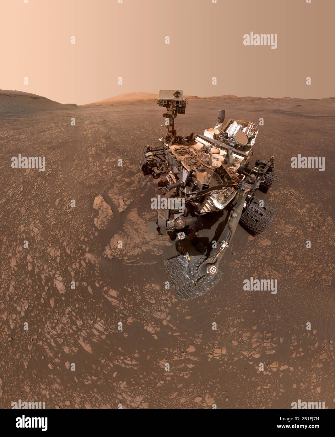 Mars - 12. Mai 2019 - der Curiosity Mars Rover der NASA nahm diesen selfie am 12. Mai 2019 (der 2.405te Marstag, kurz sol, der Mission). Unten links Stockfoto