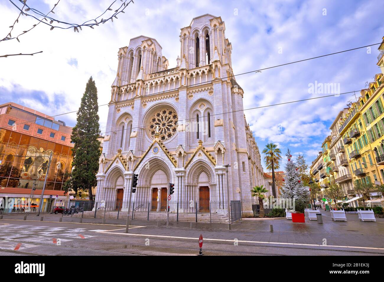Die Basilika NotreDame de Nice und die Straße von Nizza. Stadt an der