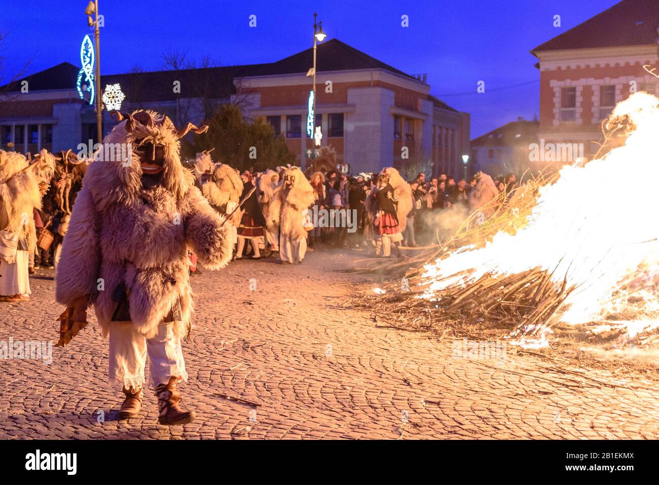 Ein maskierter Buso, der am Sonntagabend bei der Busojaras-Karnevalsfeier 2020 in Mohacs, Ungarn, stand Stockfoto