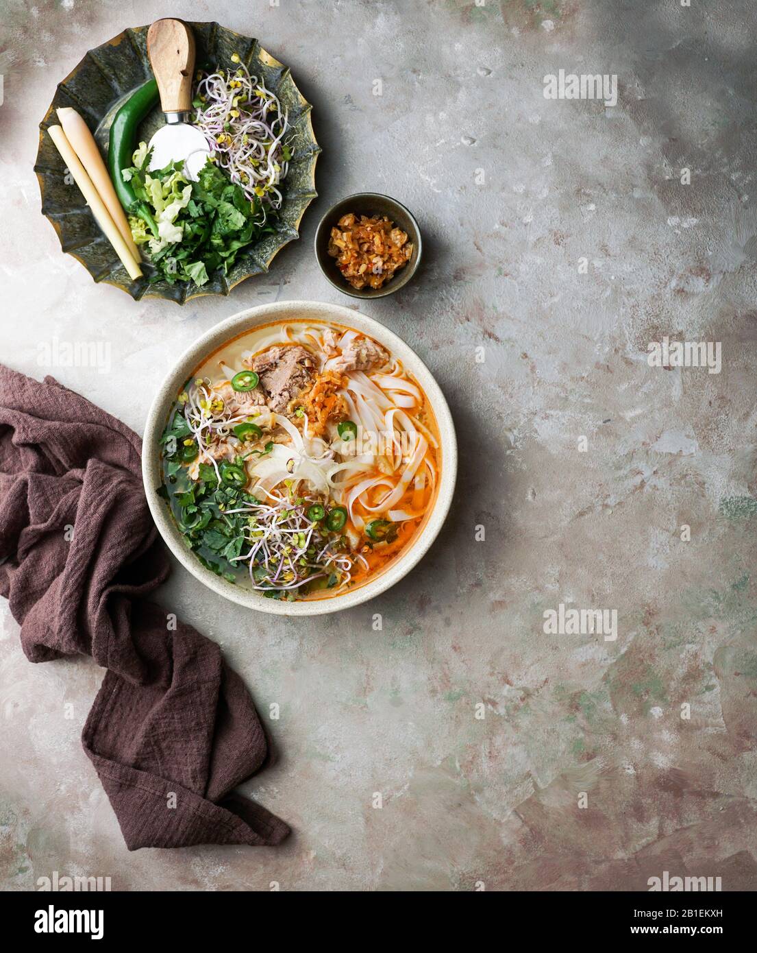 Bun Bo Hue, Bun Bo, vietnamesische Nudelsuppe würzig. Schüssel mit Rindfleisch und Reisvermicelli-Suppe, vietnamesische Nudelküche in Hue Stockfoto