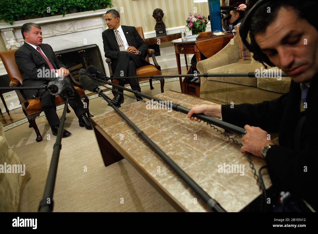 US-Präsident Barack Obama (R) und König Abdullah II. Von Jordanien liefern nach einem Treffen im Oval Office im Weißen Haus am 17. Januar 2012 in Washington, DC, Bemerkungen an die Nachrichtenmedien. Abdullah spürte einen Impfstoff bei Friedensverhandlungen, den Ägyptens ehemaliger Präsident Husni Mubarak hinterließ, und sprach mit Obama über Versuche, die Friedensgespräche zwischen Israel und den Palästinensern wieder aufzunehmen. .Credit: Chip Somodevilla / Pool über CNP - Nutzung weltweit Stockfoto