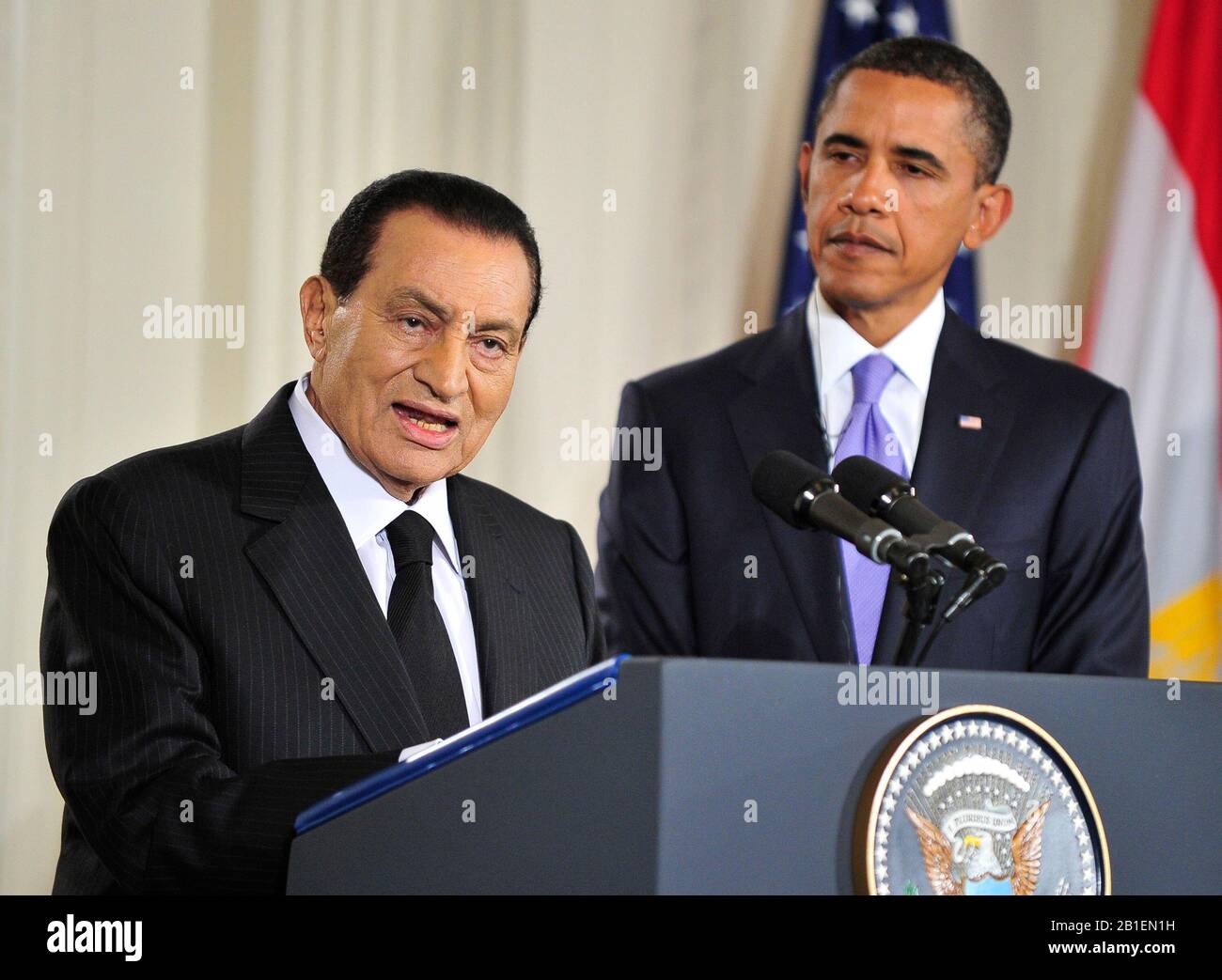 Präsident Hosni Mubarak aus Ägypten macht Bemerkungen, während Präsident Barack Obama in den Vereinigten Staaten nach einer Serie von zweilateralen Treffen in Washington, D.C. am Mittwoch, 1. September 2010, im East Room des Weißen Hauses nachblickt. Die Erklärungen stehen vor der Eröffnung der ersten direkten Gespräche in zwei Jahren zwischen Israel und der Palästinensischen Behörde, die morgen im Außenministerium in Washington, D.C. beginnen sollen. .Credit: Ron Sachs/Pool über CNP.(EINSCHRÄNKUNG: Keine New York oder New Jersey Zeitungen oder Zeitungen im Umkreis von 75 Meilen von New York City) Stockfoto