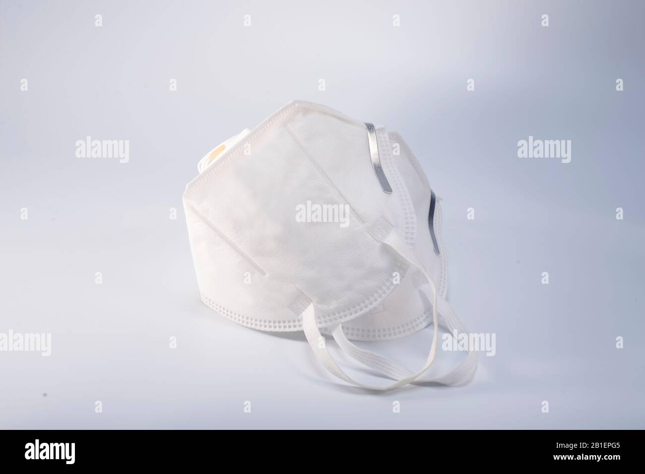 Zwei antibakterielle N95-Schutzmasken schließen sich Stockfoto