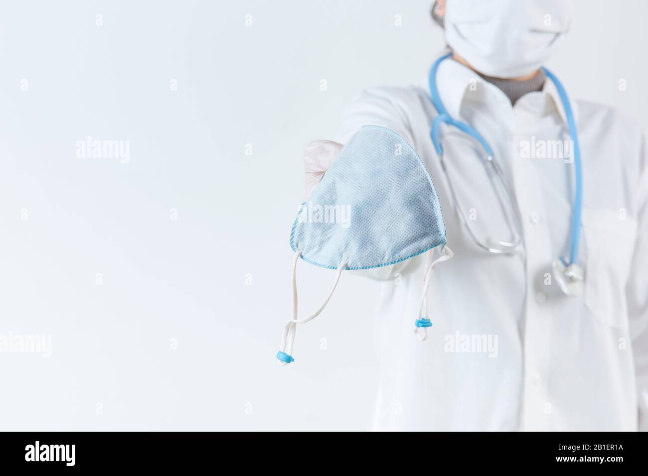 Arzt Hand mit Staubmaske, 2.5 auf weißem Hintergrund isolieren. Die Förderung von Menschen verwendet Gesichtsmaske, um sich vor Virusinfektion in Coron zu schützen Stockfoto