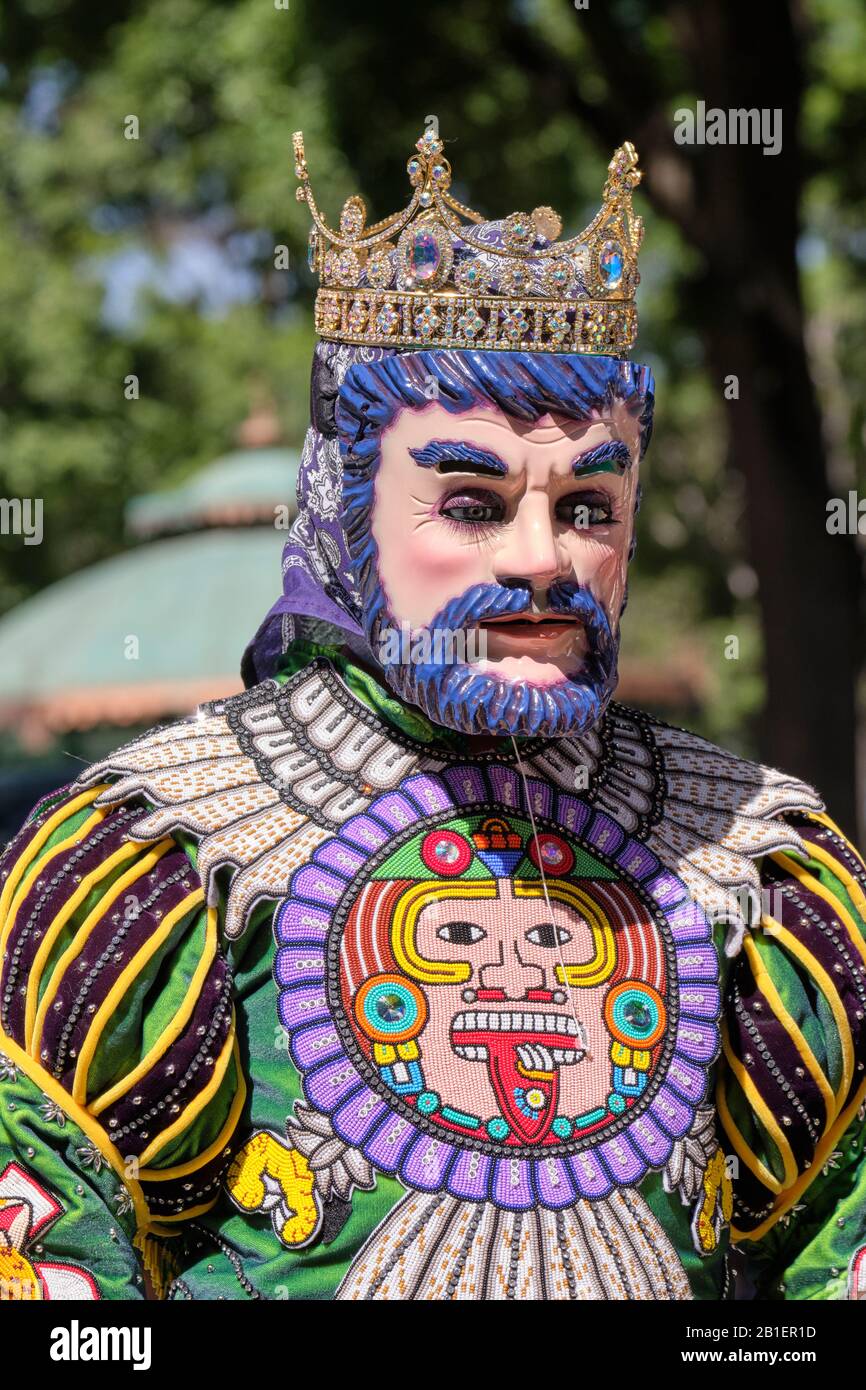 Porträt eines Königs mit Maske eines Teilnehmers des Karnevals von Tlaxcala. Traditionelle mexikanische Kostüme von Huehue. Tlaxcala, Mexiko, Stockfoto