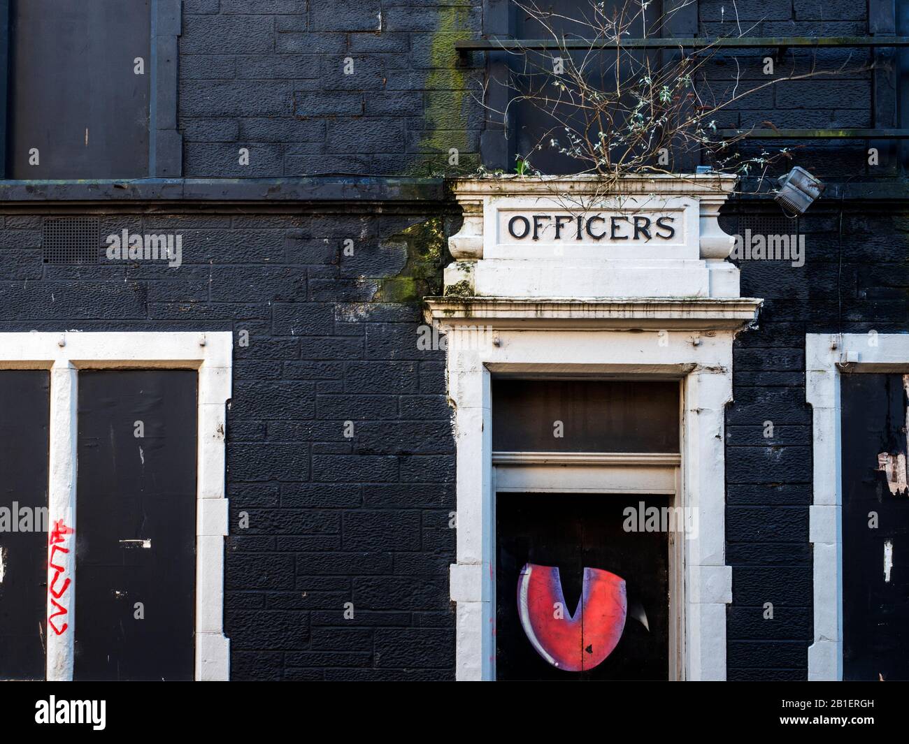 Markierte Offiziere Eingang zum ehemaligen Gebäude der Territorial Army in der Brown Street in Dundee Scotland Stockfoto