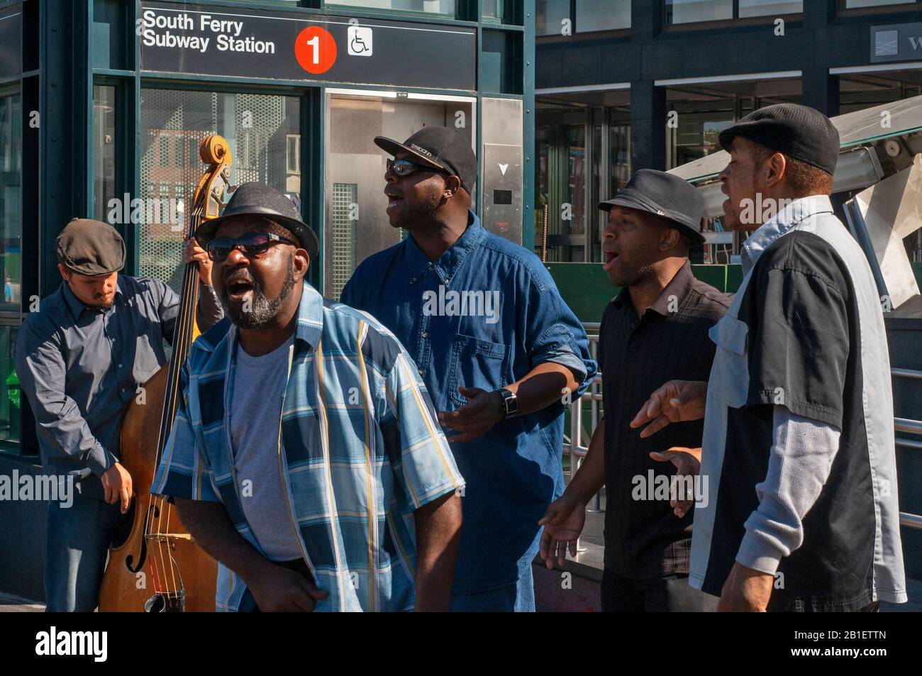 Ein Straßenmusiker schwarze Leute, die Musik in der South Ferry Subway Station Manhattan New York City USA spielen Stockfoto