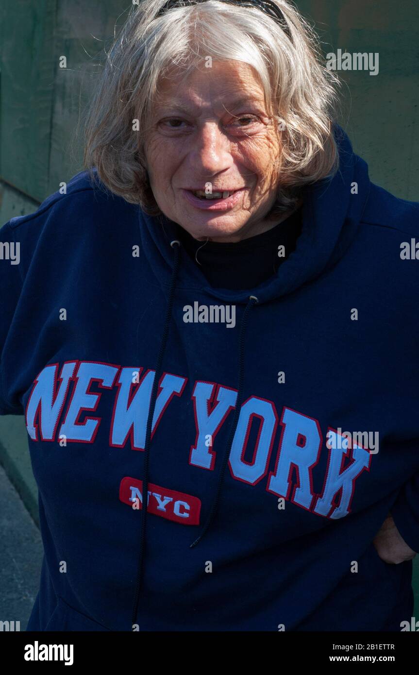 Eine alte Frau läuft mit einem Sweatshirt durch die Straßen von New York, das ich New York USA liebe Stockfoto