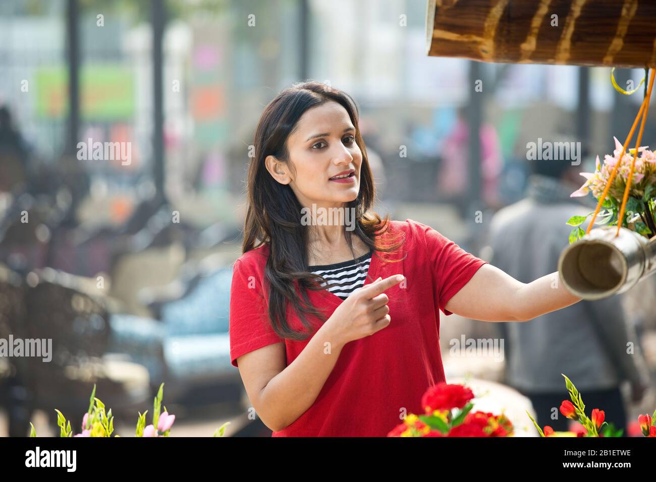 Fröhliche Frauen kaufen Souvenirs auf dem Straßenmarkt ein Stockfoto