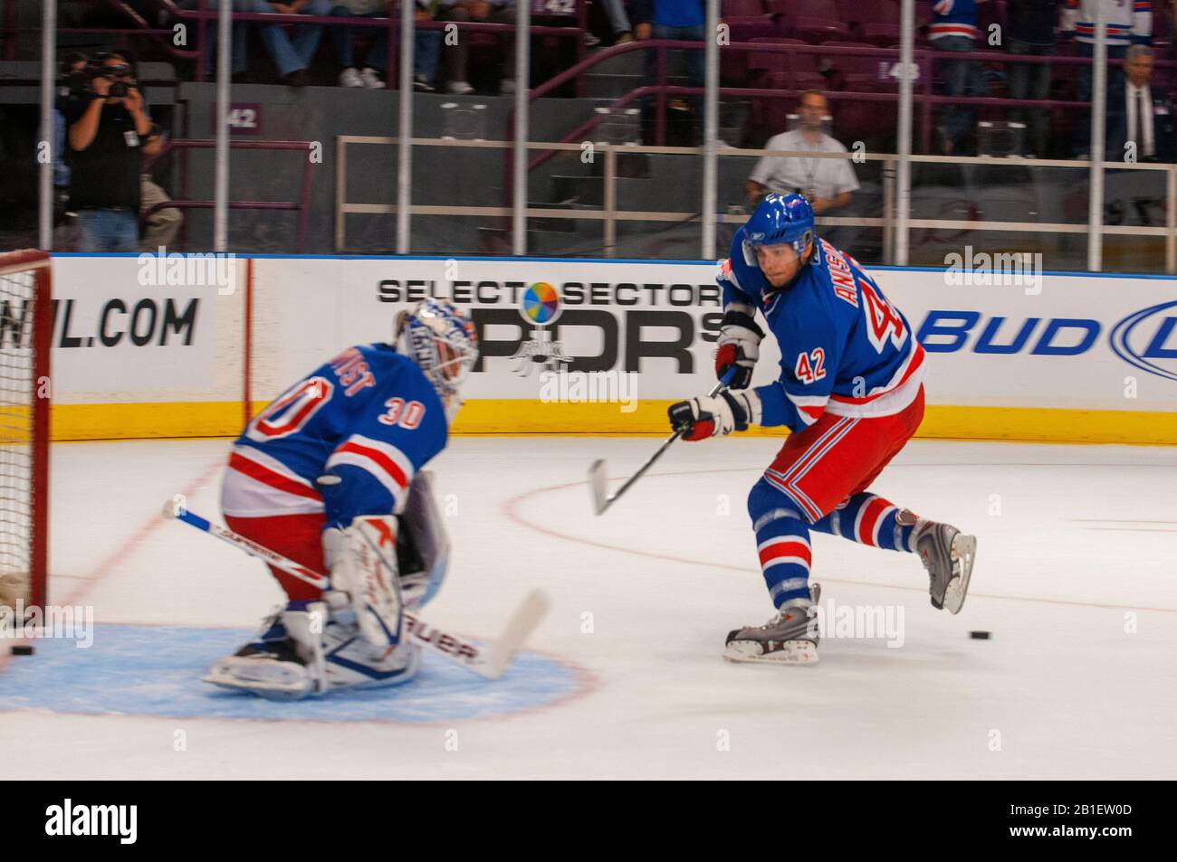 Eishockeyliga NHL Match Rangers bei MSG. Wenn Sie über die großartigen Sportstätten sprechen, sollte Madison Square Garden ganz oben auf der Liste stehen. H Stockfoto