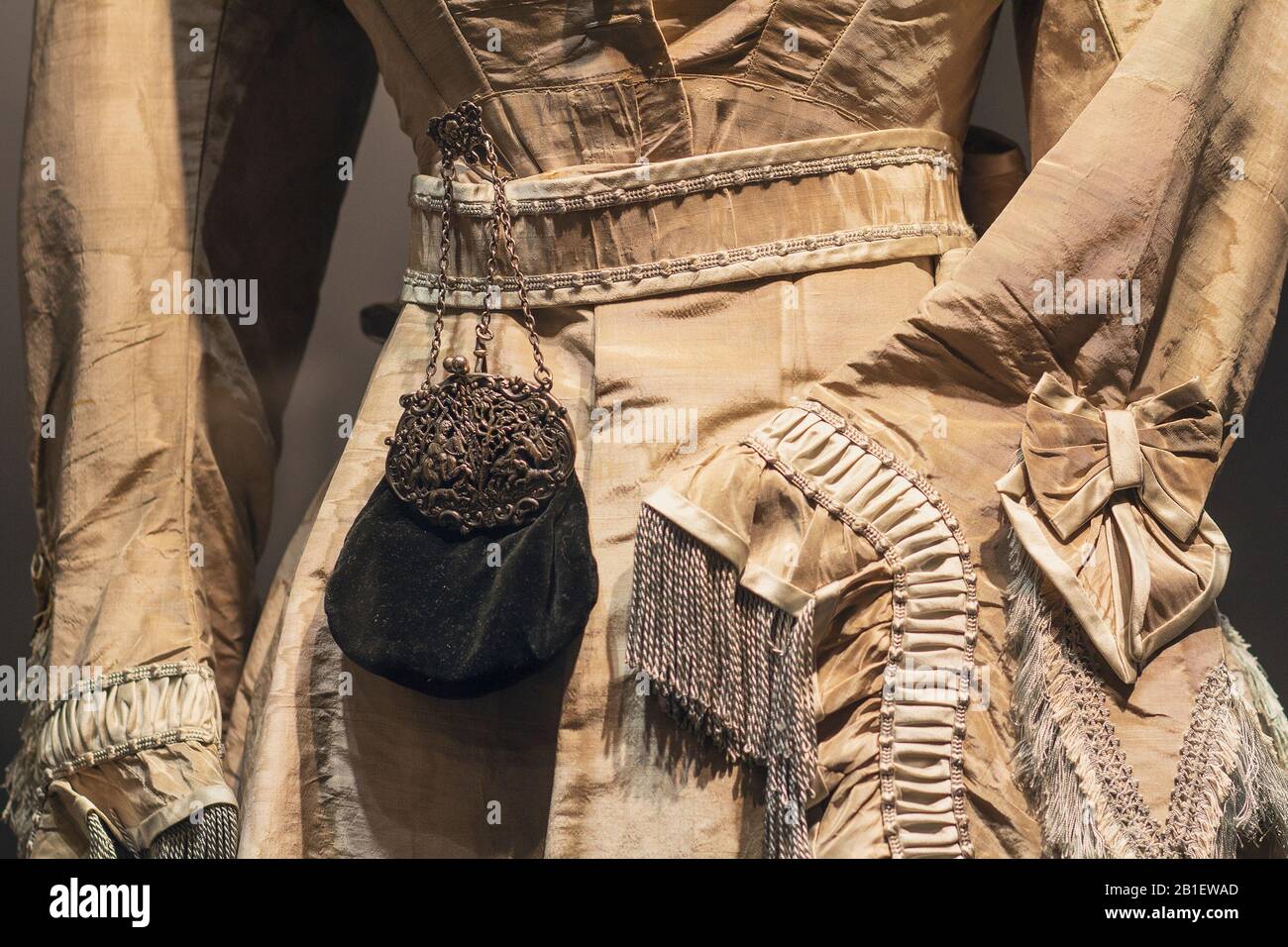 Luxuriöses Retro-Kleid im Nahaufnahme. Schönheit und Mode Stockfoto