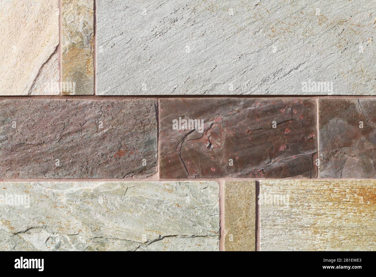 Eine schöne, detailreiche, braune Rostblock-Felswand aus Schiefer Stockfoto