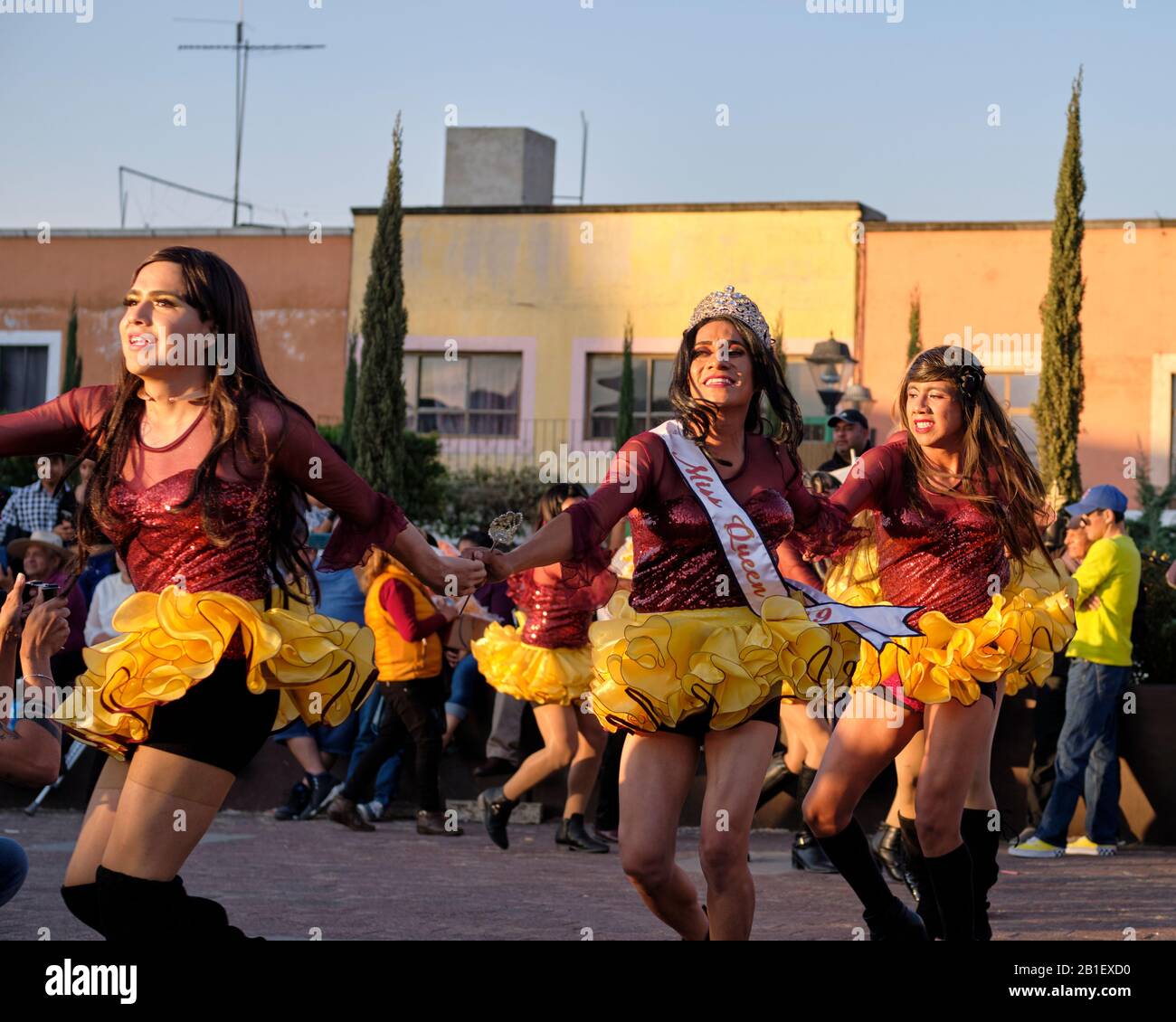 Eine Gruppe von Menschen im Drag-Tanz Teil eines Wurfs von Huehues ( Hombres con Hombres ) in mexikanischen Kostümen im Tlaxcala Carnival. Stockfoto